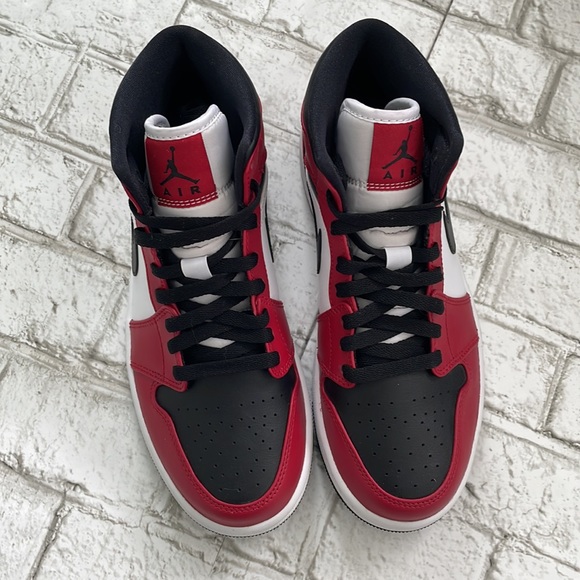 Jordan 1 “Chicago” - Picture 4 of 9
